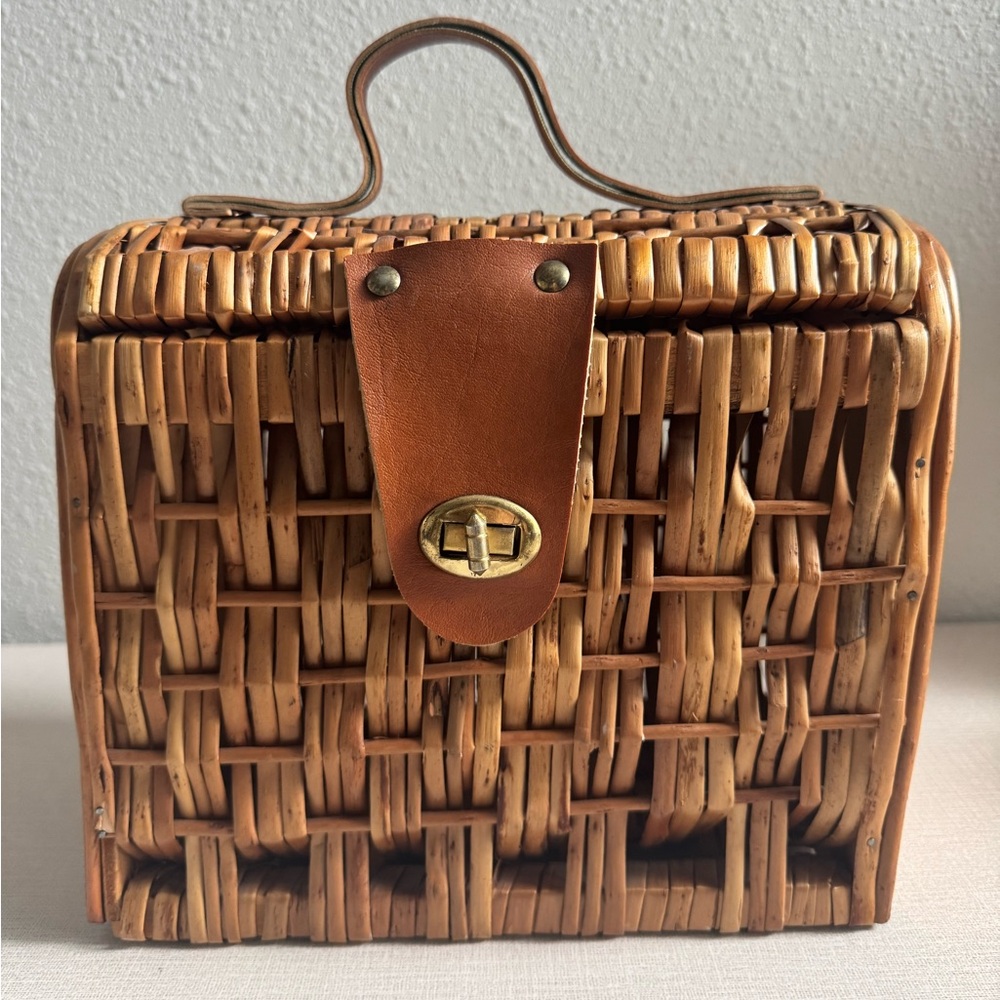 VINTAGE WICKER BASKET PURSE BOX